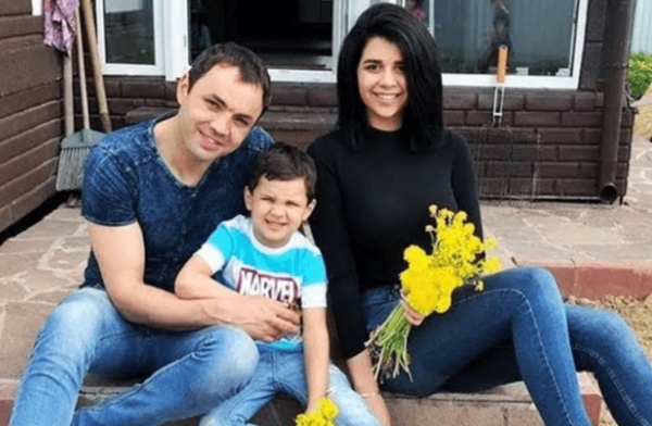 Пока Александр Гобозов в тюрьме, его жену, маму и Алиану Устиненко пригласили на Первый канал