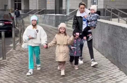 Мать четверых детей Алёна Ашмарина отказалась от помощи нянь