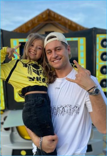 Давид Манукян поздравляет с днем рождения Милану Хаметову Давид Манукян поздравляет с днем рождения Милану Хаметову