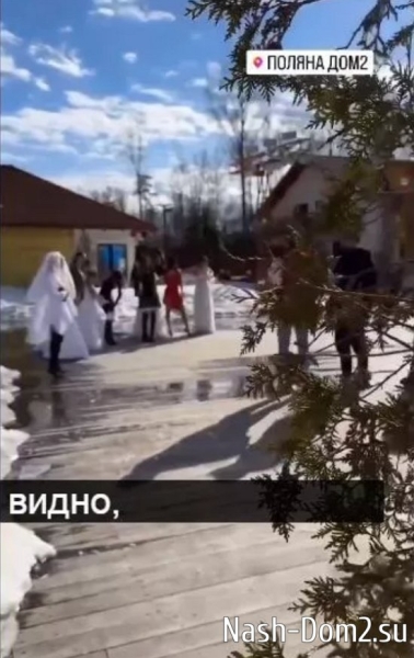 Гох не захотела примерять свадебное платье рядом с Саймоном