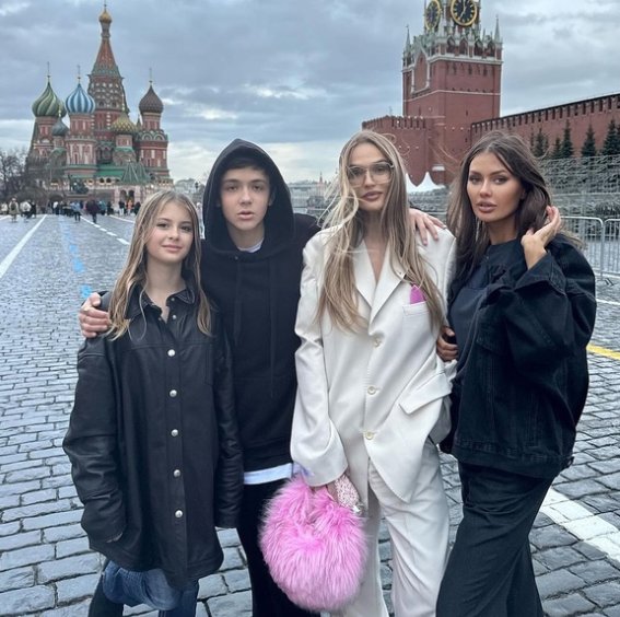 Виктория Боня и Алёна Водонаева познакомили детей