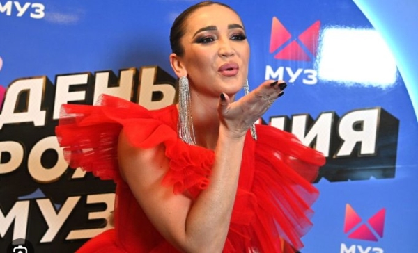 Ольга Бузова не может пойти на свидание без подруги