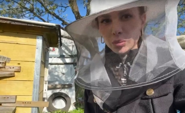 Клавдия Безверхова обучается пчеловодству
