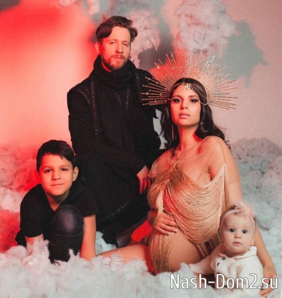 Алиана Устиненко осталась без косметики из-за маленькой дочери Алиана Устиненко осталась без косметики из-за маленькой дочери