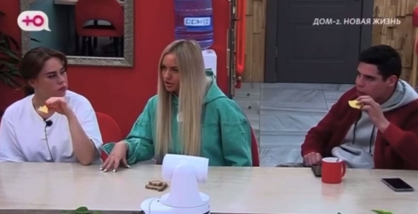 Элина Рахимова закрутила роман с артистом Кумпатом из Дома 2?