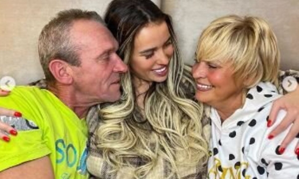 Татьяна Строкова с папой высмеяли "столичные понты" Татьяна Строкова с папой высмеяли "столичные понты"