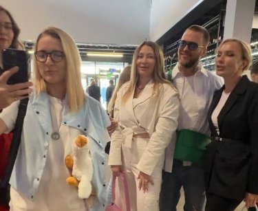 Ольга Бузова спела "Шоу маст гоу он" на семинаре по онлайн-образованию