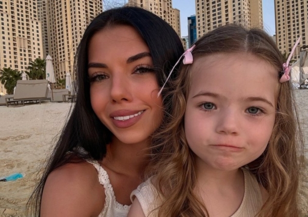 "Беременна?" - Ирина Пингвинова показала округлившийся живот "Беременна?" - Ирина Пингвинова показала округлившийся живот