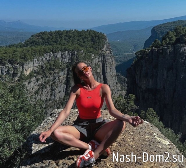 Николетта Антипова пытается защитить Фиткевич от хейтеров Николетта Антипова пытается защитить Фиткевич от хейтеров