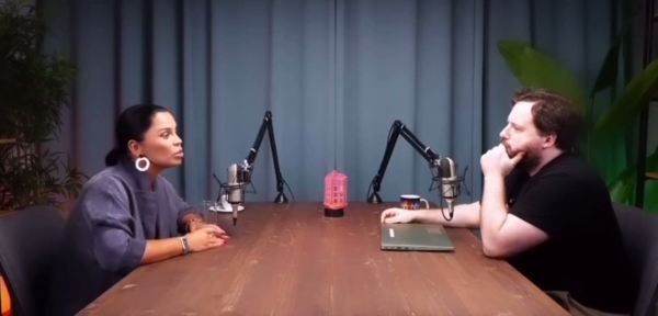 Юлия Колисниченко выпустит брендовые наклейки и устроит розыгрыш автомобиля Юлия Колисниченко выпустит брендовые наклейки и устроит розыгрыш автомобиля