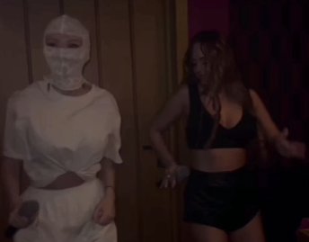 Марго Овсянникова рада встрече с подругой Юлией Ефременковой Марго Овсянникова рада встрече с подругой Юлией Ефременковой