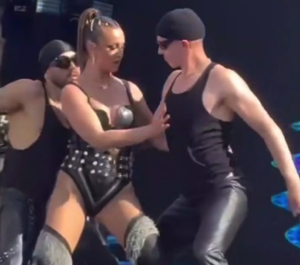 Ольга Бузова поразила зрителей VK Fest в Уфе откровенным нарядом Ольга Бузова поразила зрителей VK Fest в Уфе откровенным нарядом