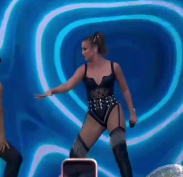 Ольга Бузова поразила зрителей VK Fest в Уфе откровенным нарядом Ольга Бузова поразила зрителей VK Fest в Уфе откровенным нарядом