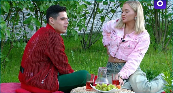 Элина Рахимова уверена, что Максим Зарахович что-то ей не договаривает Элина Рахимова уверена, что Максим Зарахович что-то ей не договаривает