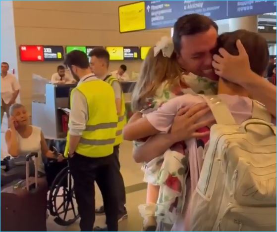 Евгений Кузин встретил в аэропорту сына Митю, которого привезла Ирина Агибалова Евгений Кузин встретил в аэропорту сына Митю, которого привезла Ирина Агибалова