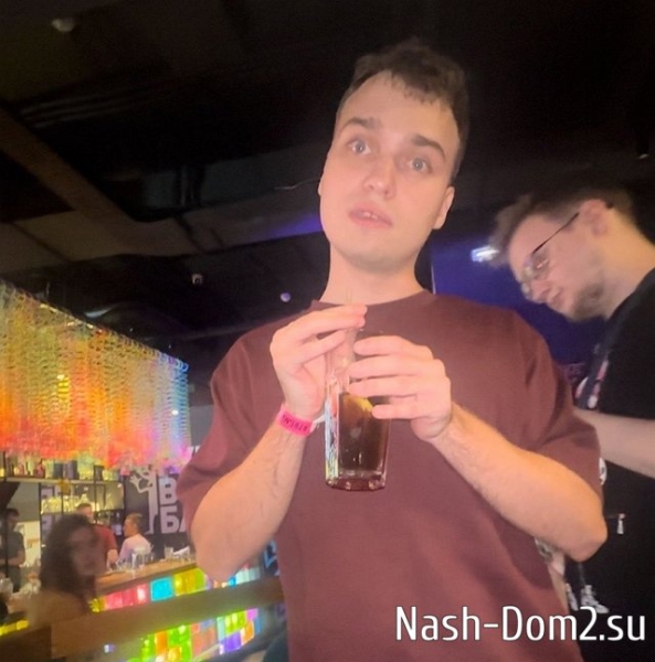 Кенели Сайкс оставила без связи свою подругу Александру Черно Кенели Сайкс оставила без связи свою подругу Александру Черно