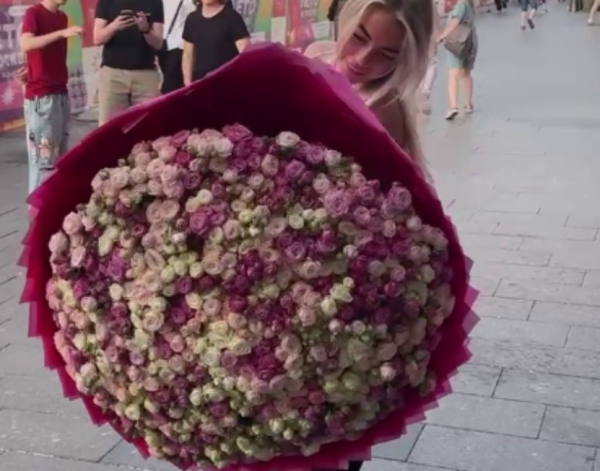 Милена Безбородова сорвалась на подписчиков, она не покупает себе цветы Милена Безбородова сорвалась на подписчиков, она не покупает себе цветы