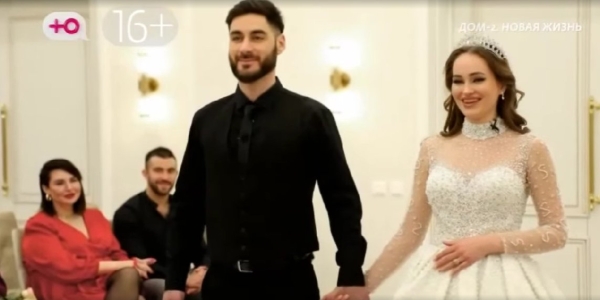 Виктория Салибекова поддержала идею Квашниковой увеличить грудь Виктория Салибекова поддержала идею Квашниковой увеличить грудь