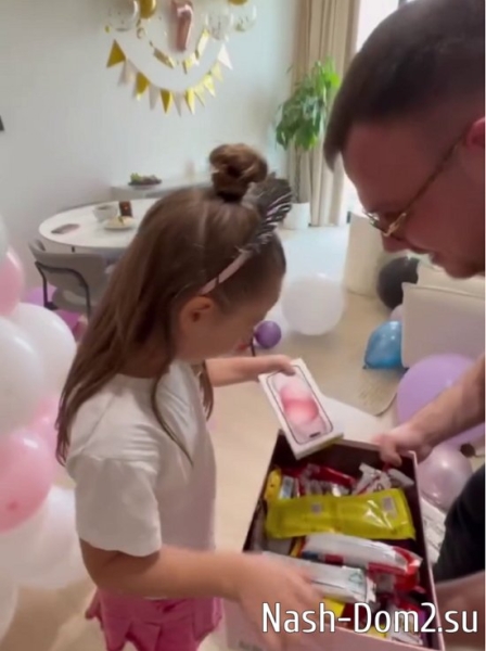 Валерий Блюменкранц подарил дочке телефон дороже своего Валерий Блюменкранц подарил дочке телефон дороже своего