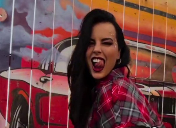 Нелли Ермолаева уговаривает Веронику Лысковец устроить сына в московскую школу Нелли Ермолаева уговаривает Веронику Лысковец устроить сына в московскую школу