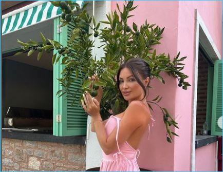 Евгения Феофилактова довольна отдыхом с сыном Даниэлем, хоть и без моря Евгения Феофилактова довольна отдыхом с сыном Даниэлем, хоть и без моря