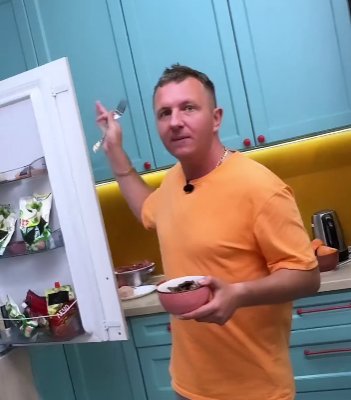 Максим Зарахович вместо Рахимовой готовится к кулинарному конкурсу Максим Зарахович вместо Рахимовой готовится к кулинарному конкурсу