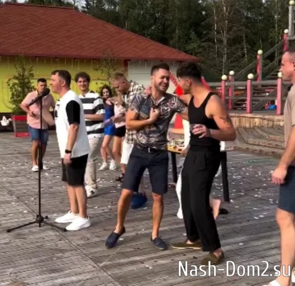 Скалон опять недовольна своей грудью Скалон опять недовольна своей грудью