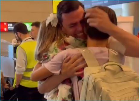 Евгений Кузин встретил в аэропорту сына Митю, которого привезла Ирина Агибалова Евгений Кузин встретил в аэропорту сына Митю, которого привезла Ирина Агибалова