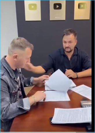 К этому дню Илья Яббаров шел 15 лет – он подписал контракт со студией звукозаписи К этому дню Илья Яббаров шел 15 лет – он подписал контракт со студией звукозаписи