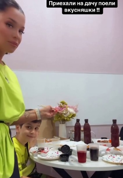 Юлия Колисниченко поглумилась над Салибековым, устроив пикник в его квартире Юлия Колисниченко поглумилась над Салибековым, устроив пикник в его квартире