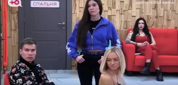 Каролина защищает Людмилу Николаевну от криков Шломы Каролина защищает Людмилу Николаевну от криков Шломы