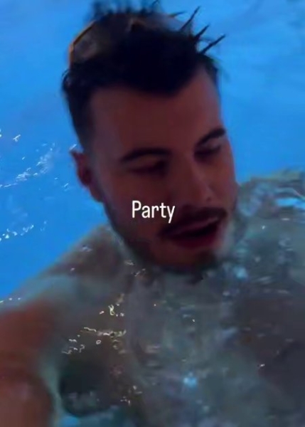 Клавдия Безверхова развлекает Хорошева или хочет от него избавиться? Клавдия Безверхова развлекает Хорошева или хочет от него избавиться?