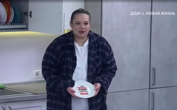 Елена Шлома накормила Андрея Черкасова с кошачьей тарелки