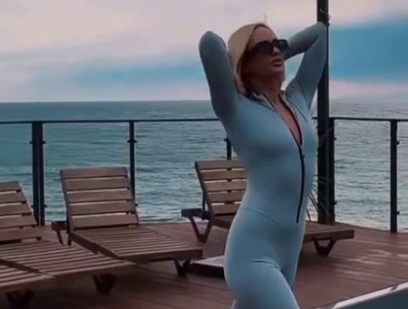 Элина Рахимова поздравила танцем "своих рыбок" Санчо и Зараховича