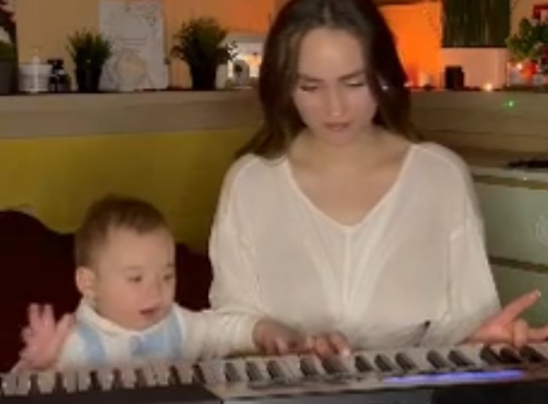 Виктория Салибекова развивает у 8-месячного сына музыкальный слух Виктория Салибекова развивает у 8-месячного сына музыкальный слух