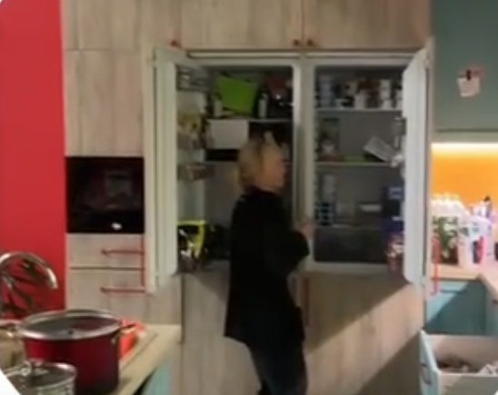 У Элины Рахимовой рецидив, она опять ворует еду