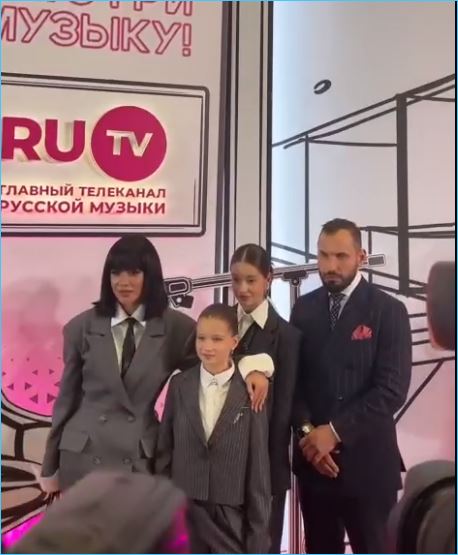 Ксения Бородина побывала с дочками и Николаем Сердюковым на Музыкальной Премии RU.TV