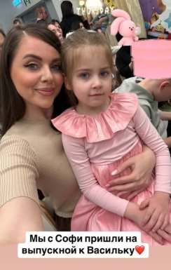 Дочь Ольги Рапунцель Василиса окончила детский сад