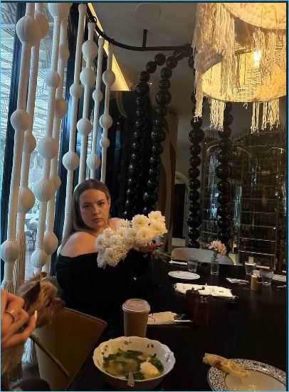 Елена Шлома чувствует себя счастливой в ресторане