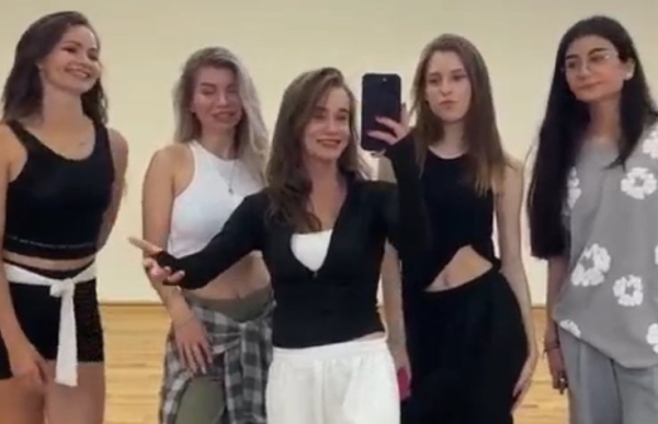 Яна Тырлышкина провела первый урок по танцам