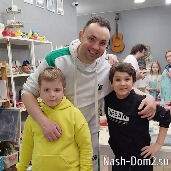 Александр Гобозов ладит с чужими детьми, но не с родным сыном