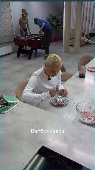 Луковкин и Филиппова переезжают в «желтую комнату» после ремонта