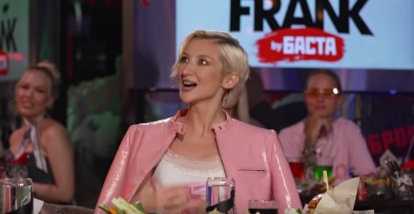 Кенели Сайкс пыталась устроить разборки с Марго на шоу "Вопрос ребром" Кенели Сайкс пыталась устроить разборки с Марго на шоу "Вопрос ребром"