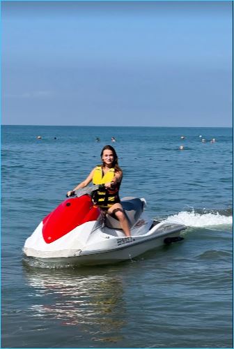 Яна Тырлышкина довольна отдыхом в Сочи, наслаждаясь морем и Данко