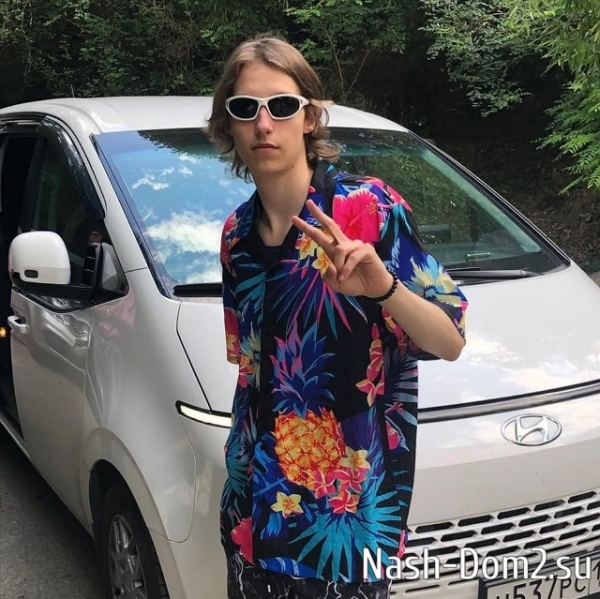 Тепловодская приняла букет от Китаева, чтобы позлить бывшего Тепловодская приняла букет от Китаева, чтобы позлить бывшего