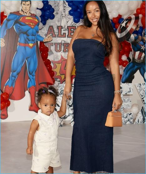 Мэри Кулешова рада побывать с дочкой на дне рождения сына Кати Жужи Мэри Кулешова рада побывать с дочкой на дне рождения сына Кати Жужи