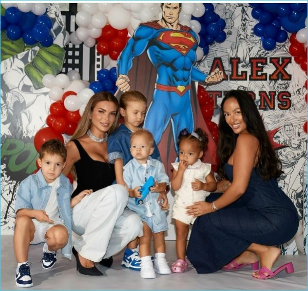 Мэри Кулешова рада побывать с дочкой на дне рождения сына Кати Жужи Мэри Кулешова рада побывать с дочкой на дне рождения сына Кати Жужи