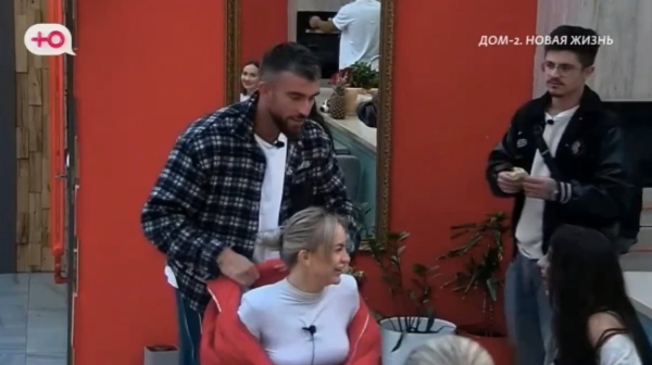 Элина Рахимова не заставляет участников Дома 2 "подлизываться" Элина Рахимова не заставляет участников Дома 2 "подлизываться"