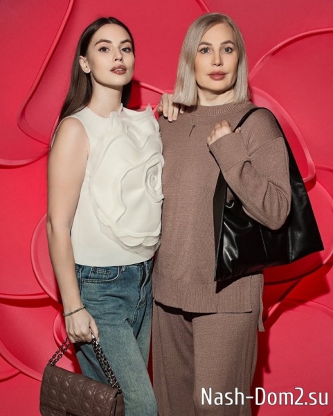 Александра Артёмова: У нас тут с мамой спор Александра Артёмова: У нас тут с мамой спор