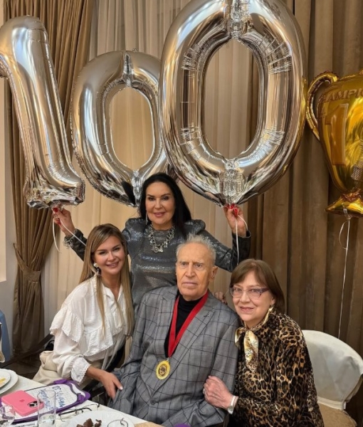 Марина Африкантова поздравила дедушку со 100-летием Марина Африкантова поздравила дедушку со 100-летием